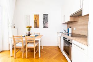 Kuchnia lub aneks kuchenny w obiekcie Deluxe apartment near hauptbahnhof
