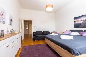 sypialnia z dużym łóżkiem i kanapą w obiekcie Deluxe apartment near hauptbahnhof w Wiedniu +17 zdjęć