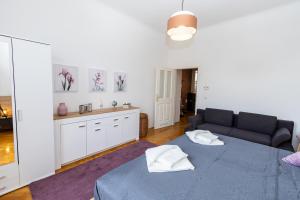 Łóżko lub łóżka w pokoju w obiekcie Deluxe apartment near hauptbahnhof