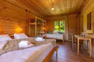 a bedroom with two beds in a log cabin at Chiora Inn in Chiora