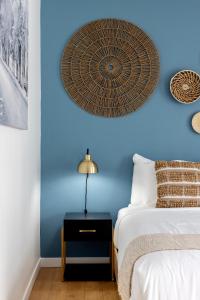 a blue bedroom with a bed and a blue wall at Kettle Valley Beach Resort in Penticton