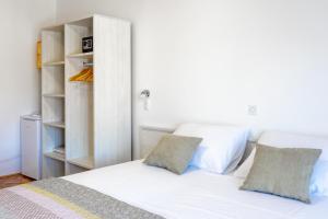 Posteľ alebo postele v izbe v ubytovaní Apartments Luksa - ZF Hvar