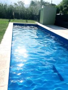 - une piscine d'eau bleue dans la cour dans l'établissement Don Octavio, à La Carrera