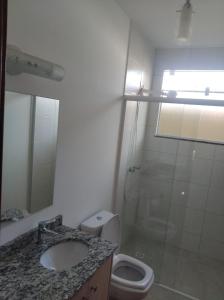 a bathroom with a toilet and a sink and a shower at Cs9 Casa de 3 quartos a 15 min de Curitiba in Campina Grande do Sul