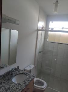 a bathroom with a toilet and a sink and a shower at Cs9 Casa de 3 quartos a 15 min de Curitiba in Campina Grande do Sul +7 photos