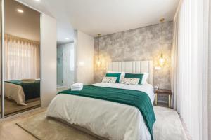 En eller flere senge i et værelse på O CERVO CHARM HOUSE + 19 billeder