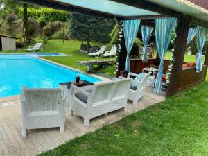 a group of chairs sitting next to a swimming pool at Quinta Leiras de Mondim in Pico