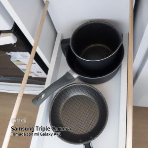 a black strainer and a frying pan in a drawer at DEPARTAMENTO CASEROS TRES Dormitorios in Salta