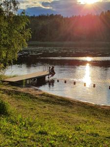 Gallery image of Sjönära liten stuga med sovloft, toilet in separate small house, only OUTDOOR shower! in Åkersberga