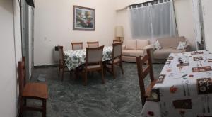 CAsA ARTIGAS 5684 في بوينس آيرس: غرفة معيشة مع طاولة وكراسي وأريكة