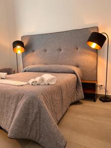 1 dormitorio con 1 cama con 2 toallas en Welcome Catania, en Catania