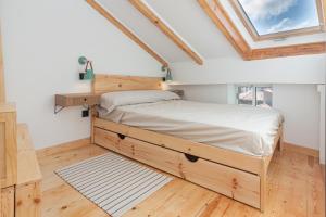 Łóżko lub łóżka w pokoju w obiekcie Buhardilla de diseño en pleno centro de Santander