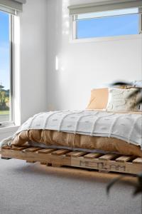 En eller flere senge i et værelse på OH SO COAST-10 mins to Torquay, Barwon Heads, Golf