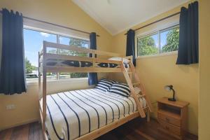 מיטה או מיטות קומותיים בחדר ב-Moreton Island Retreat