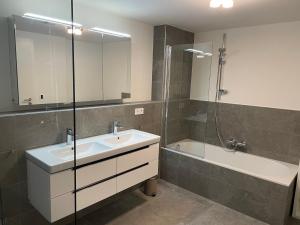 A bathroom at Brand New Luxury 3 bedrooms, Terrace and Free Parking - noah