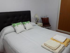 En eller flere senge i et værelse på Departamento Moreno