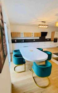 uma sala de reuniões com uma mesa branca e cadeiras azuis em Brand New Luxury 3 bedrooms, Terrace and Free Parking - noah em Luxemburgo