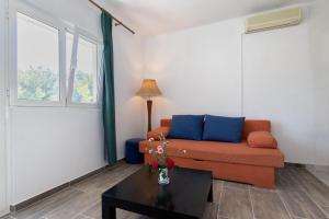 een woonkamer met een bank en een tafel bij Apartments BJ in Marina