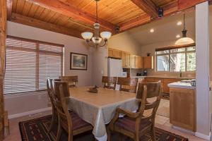 een keuken en eetkamer met een tafel en stoelen bij Widgi Elk Wonder in Bend