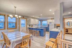 - une cuisine et une salle à manger avec une table et des chaises dans l'établissement Two Views Vacation Home, à Pacific City