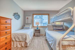 - une chambre avec 2 lits jumeaux et une commode dans l'établissement Two Views Vacation Home, à Pacific City