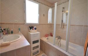 Ένα μπάνιο στο 5 Bedroom Pet Friendly Home In Frejus