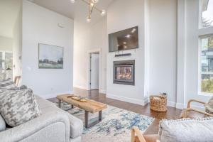 ein Wohnzimmer mit Couch und Kamin in der Unterkunft Neskowin South Beach Home - Meredith Lodging in Neskowin