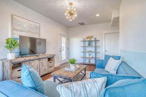 ein Wohnzimmer mit blauen Möbeln und einem Flachbild-TV in der Unterkunft Neskowin South Beach Home - Meredith Lodging in Neskowin