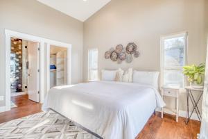 ein weißes Schlafzimmer mit großem Bett und Fenstern in der Unterkunft Neskowin South Beach Home - Meredith Lodging in Neskowin