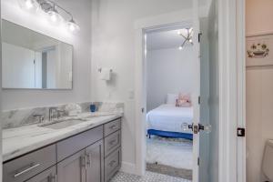 ein weißes Badezimmer mit Waschbecken und Spiegel in der Unterkunft Neskowin South Beach Home - Meredith Lodging in Neskowin + 51 Fotos