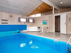 baño con piscina y bañera en 12 person holiday home in Fan en Sønderho