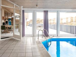 Casa con piscina y patio en 12 person holiday home in Fan en Sønderho