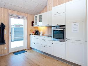 Kuchyň nebo kuchyňský kout v ubytování Holiday home Juelsminde XLVIII