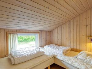 Postel nebo postele na pokoji v ubytování Holiday home Dannemare VII
