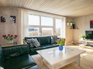Posezení v ubytování Three-Bedroom Holiday home in Løkken 54