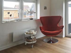 Thorsmindeにある6 person holiday home in Ulfborgの窓のある部屋(赤い椅子付)