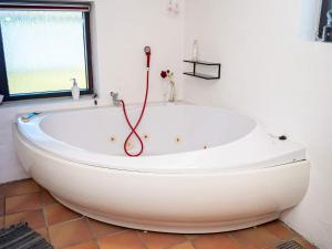 eine weiße Badewanne im Bad mit Fenster in der Unterkunft 6 person holiday home in Thisted in Nørre Vorupør