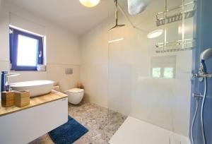 Bilik mandi di Apartments Sol +71 gambar