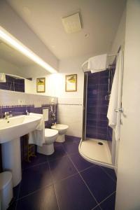 チヴィタノーヴァ・マルケにあるB&B Villa Piniのバスルーム(トイレ2つ、シンク、シャワー付)