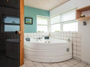 Et badeværelse på 8 person holiday home in Brovst