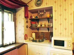 a kitchen with a sink and a microwave at B&B Piceno in Castel di Lama +11 photos