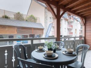 a black table and chairs on a balcony at Appartement Saint-Lary-Soulan, 2 pièces, 6 personnes - FR-1-296-403 in Saint-Lary-Soulan