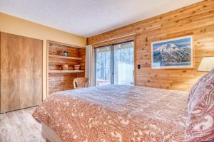a bedroom with a bed and a window at Owls Nest - Meredith Lodging in Sunriver