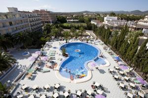 een uitzicht over een zwembad in een resort bij BJ Playa Blanca in Sa Coma