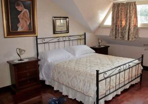 sypialnia z łóżkiem i zdjęciem kobiety w obiekcie B&B Domus Gratiae w mieście Ostia