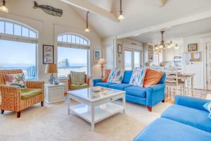 Ruang duduk di Whales Tail Cottage - Meredith Lodging