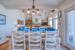 Ruang duduk di Whales Tail Cottage - Meredith Lodging