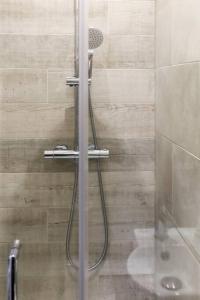 a shower with a glass door in a bathroom at Bright and spacious 1-BDR flat w/ free parking in Reading