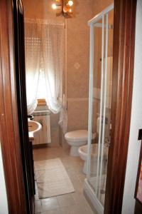 łazienka z toaletą i umywalką w obiekcie B&B Domus Gratiae w mieście Ostia