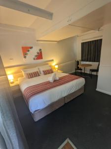 Un pat sau paturi într-o cameră la Kaputar Motel